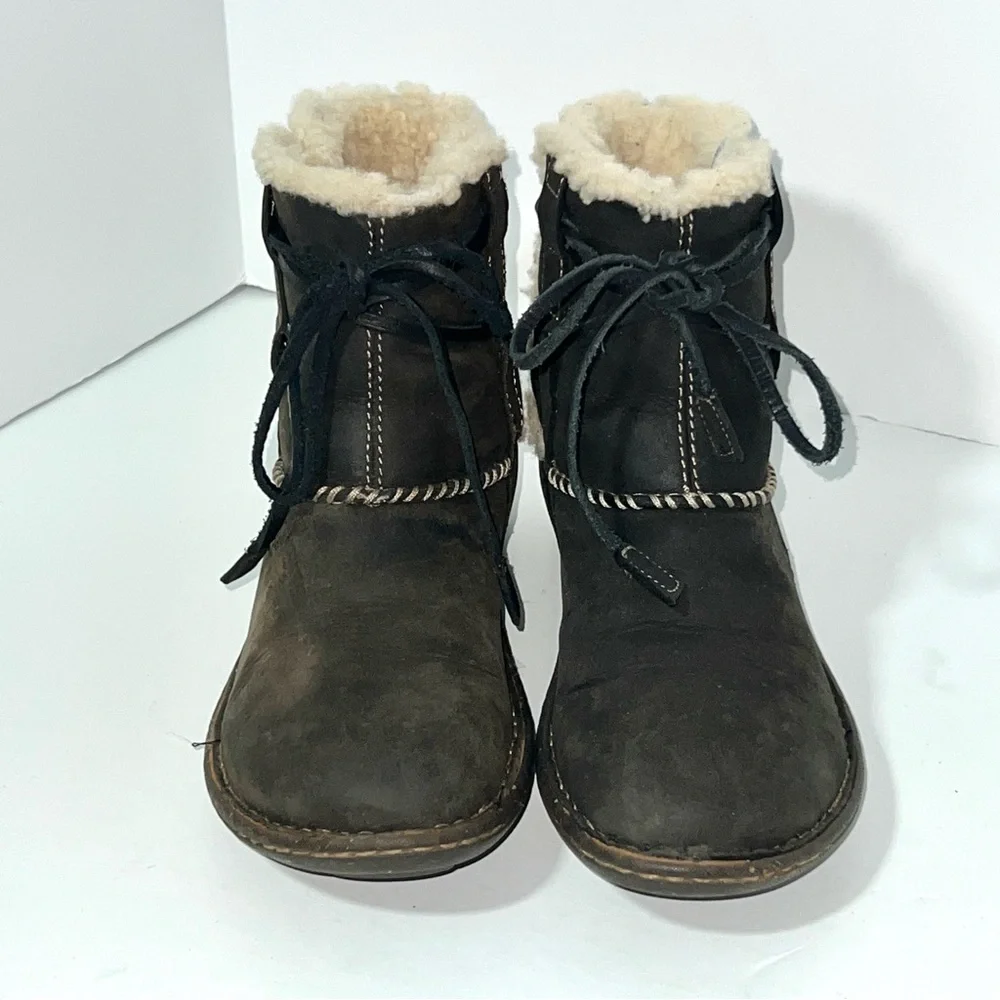 UGG Australia Cove‎ Ankle Boots Black Leather Suede Sheepskin Wrapped Lace Sz 7